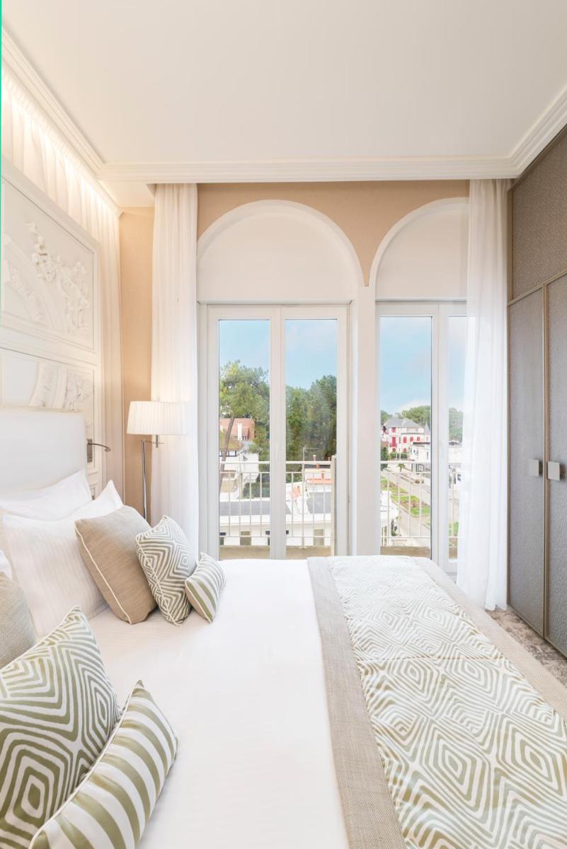 Un ou plusieurs lits dans un hébergement de l'établissement Hôtel Barrière Le Royal La Baule