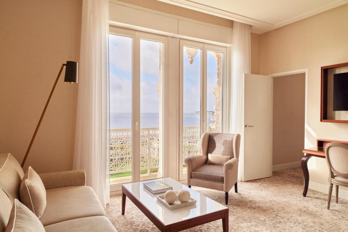 Coin salon dans l'établissement Hôtel Barrière Le Royal La Baule