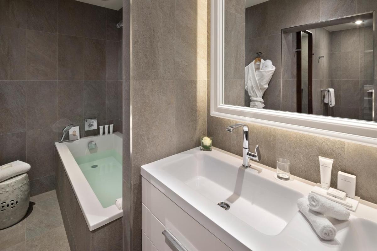 Salle de bains dans l'établissement Hôtel Barrière Le Royal La Baule