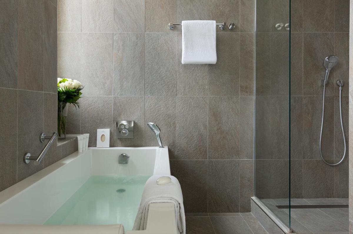Salle de bains dans l'établissement Hôtel Barrière Le Royal La Baule