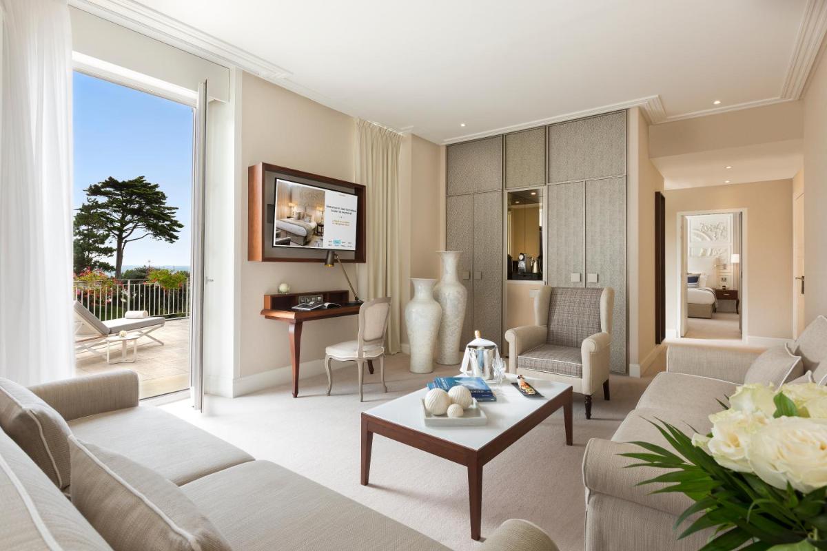 un salon avec un canapé et une table dans l'établissement Hôtel Barrière Le Royal La Baule, à La Baule