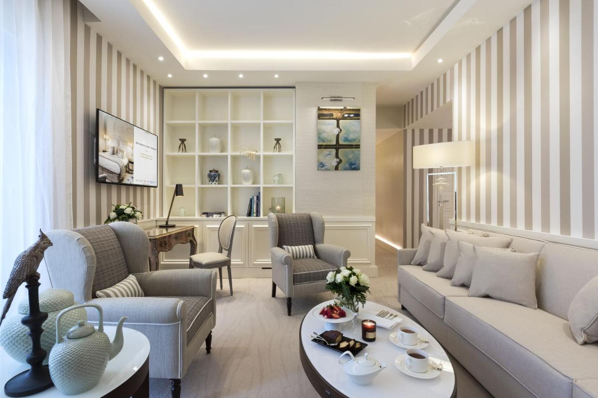 Coin salon dans l'établissement Hôtel Barrière Le Royal La Baule