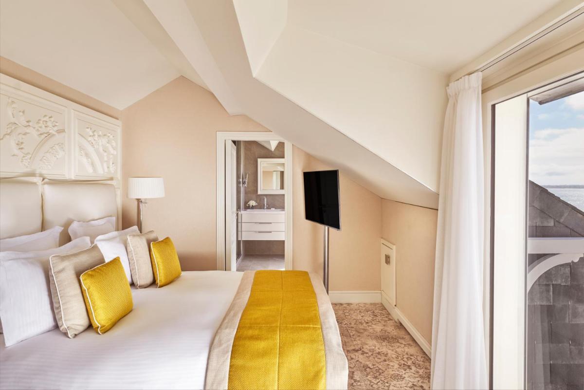 Un ou plusieurs lits dans un hébergement de l'établissement Hôtel Barrière Le Royal La Baule