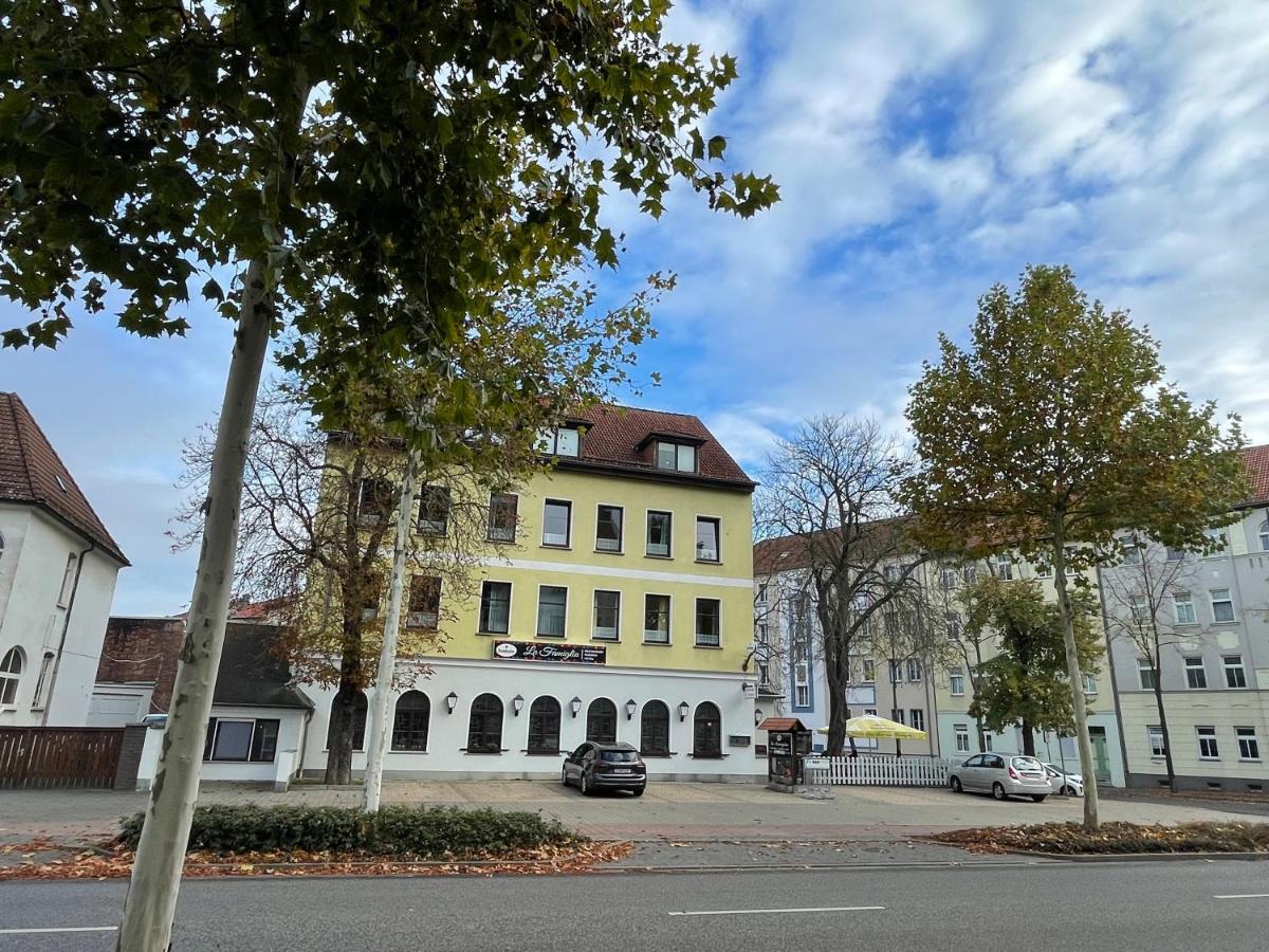 La Famiglia - Housity