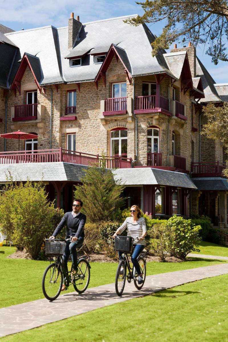 Vélo sur le terrain de l'établissement Le Castel Marie Louise ou dans les environs