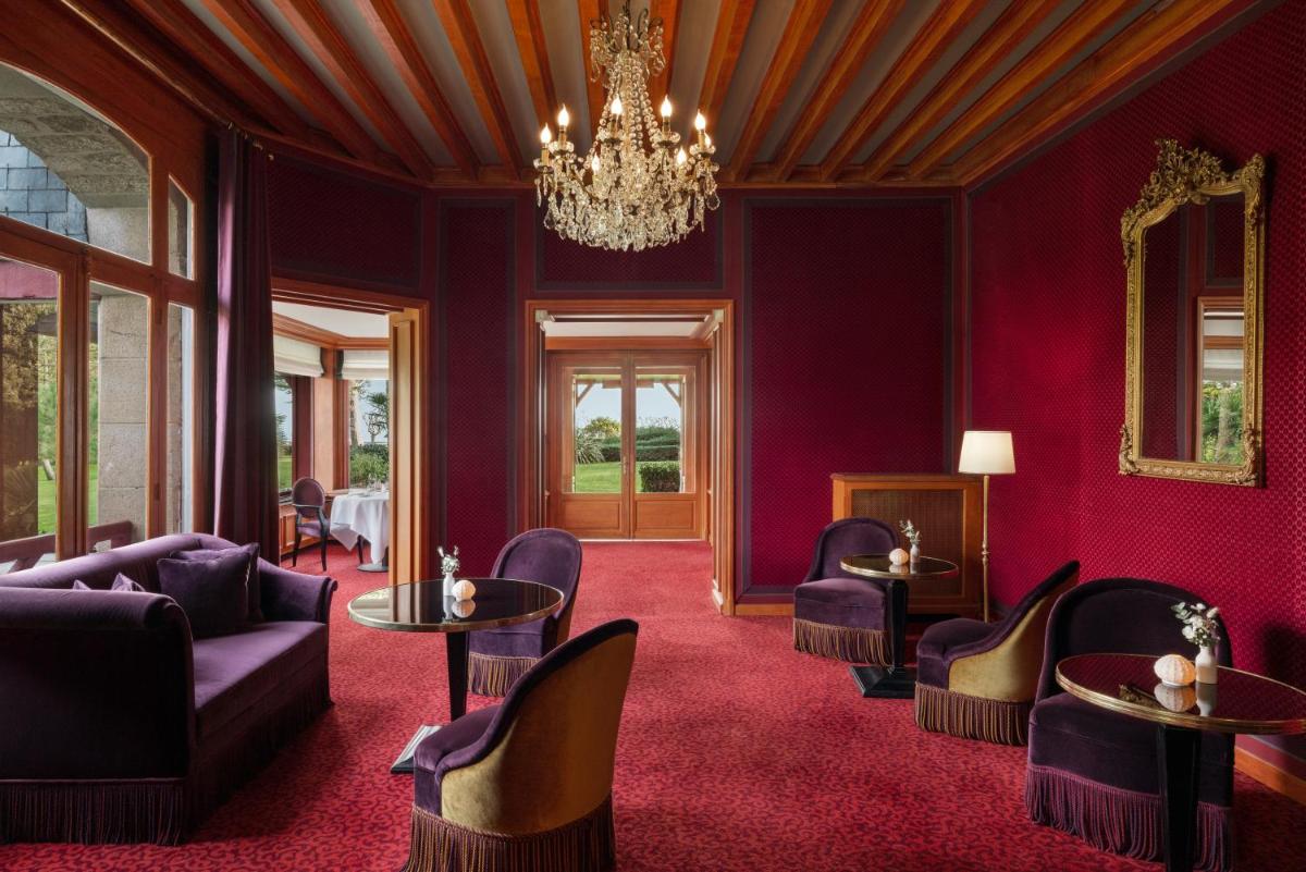 Coin salon dans l'établissement Le Castel Marie Louise