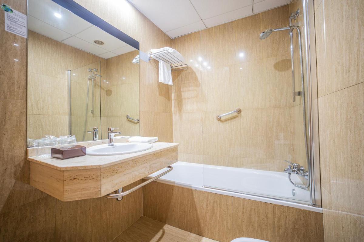 Un baño de Hotel Auditorio Santiago & Spa