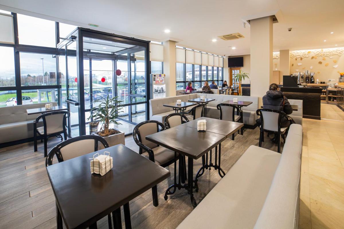 Un restaurante o sitio para comer en Hotel Auditorio Santiago & Spa