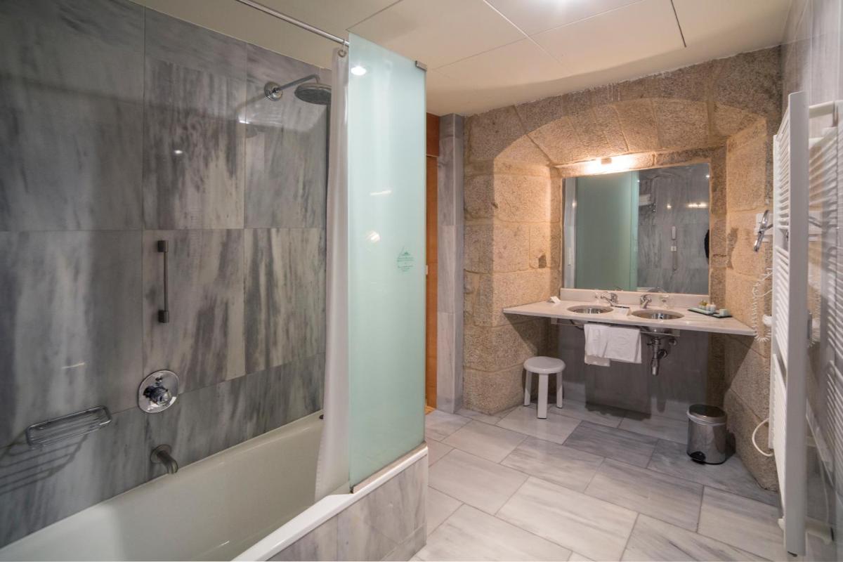 Un baño de Parador de Santo Estevo