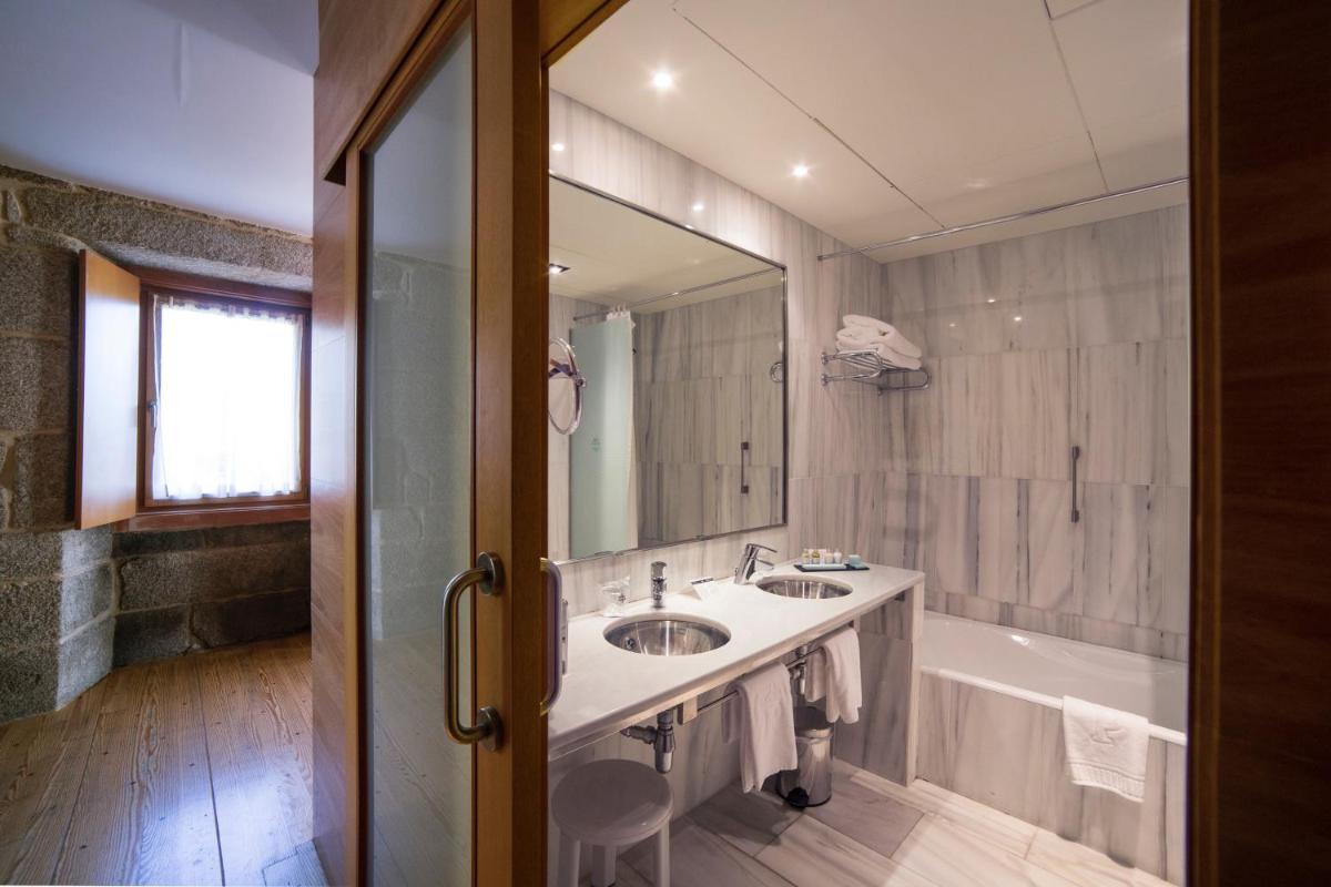 Un baño de Parador de Santo Estevo