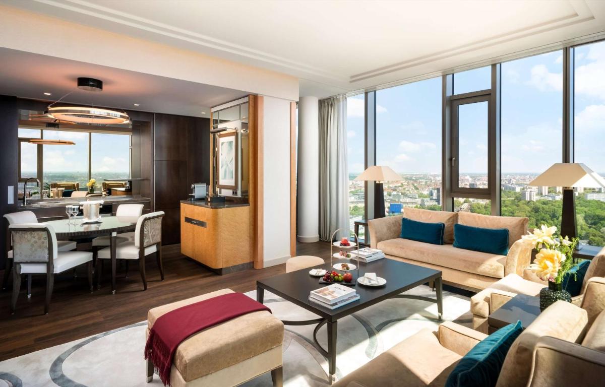 Ein Sitzbereich in der Unterkunft Waldorf Astoria Berlin