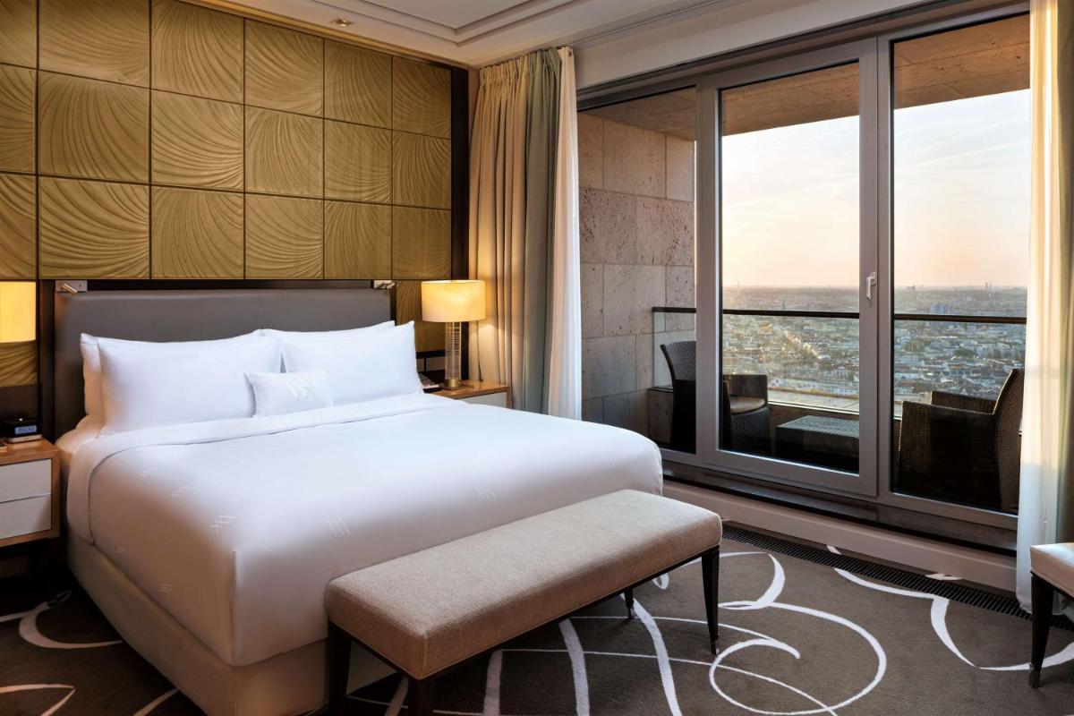 Ein Bett oder Betten in einem Zimmer der Unterkunft Waldorf Astoria Berlin