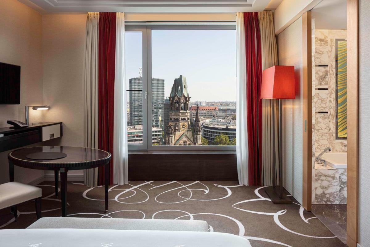 ein Hotelzimmer mit Blick auf eine Stadt in der Unterkunft Waldorf Astoria Berlin in Berlin