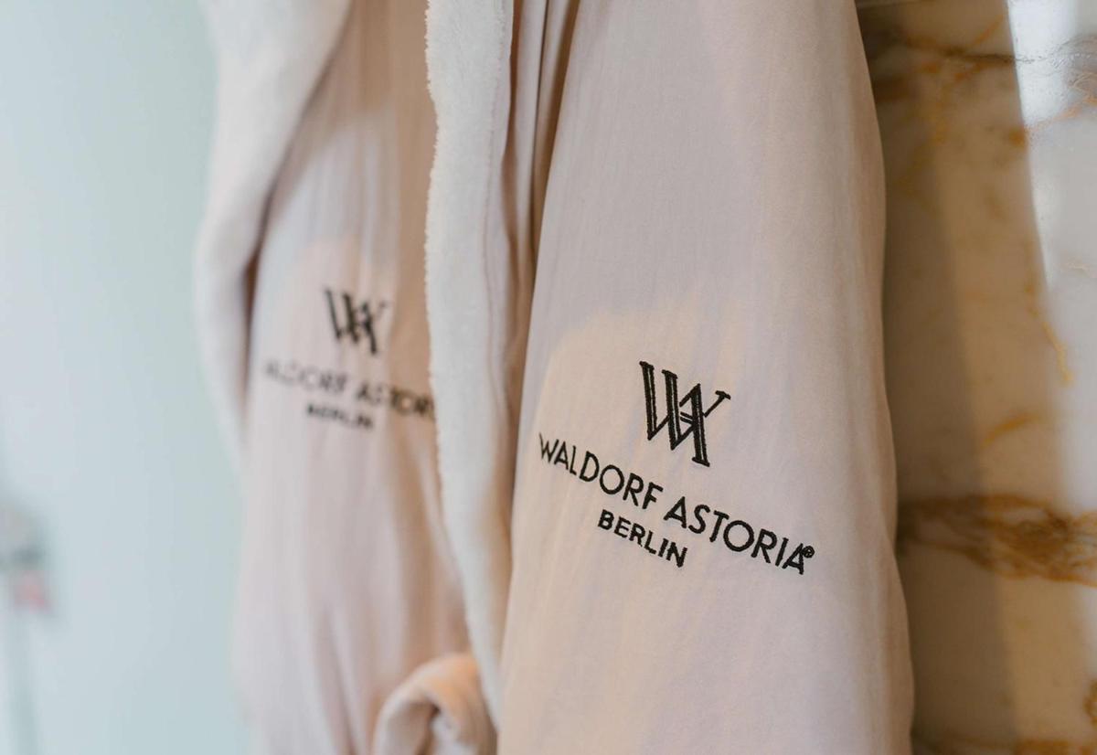 Ein Zertifikat, Auszeichnung, Logo oder anderes Dokument, das in der Unterkunft Waldorf Astoria Berlin ausgestellt ist