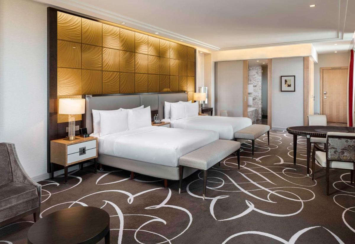 Ein Bett oder Betten in einem Zimmer der Unterkunft Waldorf Astoria Berlin