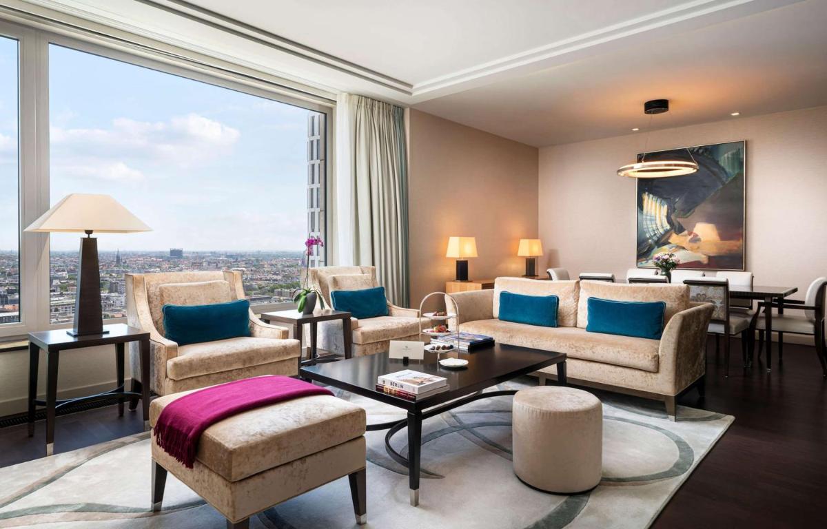 Ein Sitzbereich in der Unterkunft Waldorf Astoria Berlin