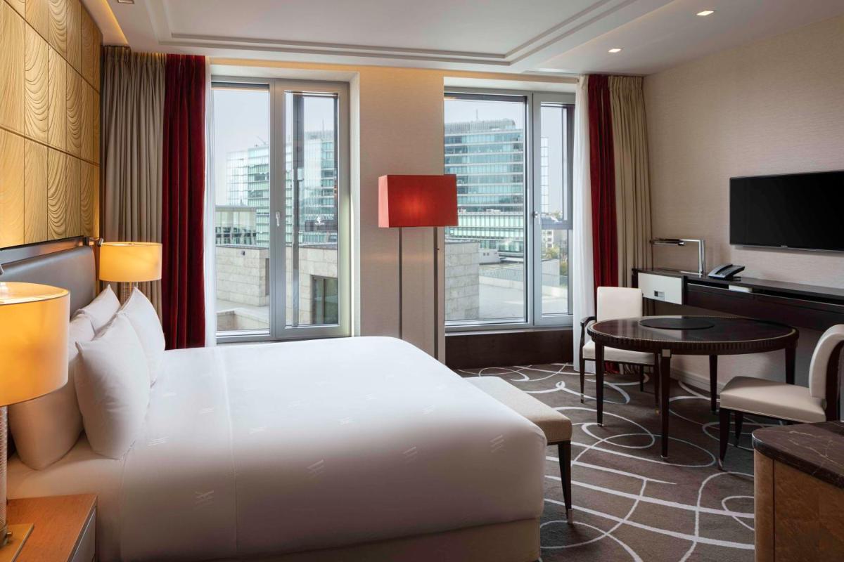 Ein Bett oder Betten in einem Zimmer der Unterkunft Waldorf Astoria Berlin