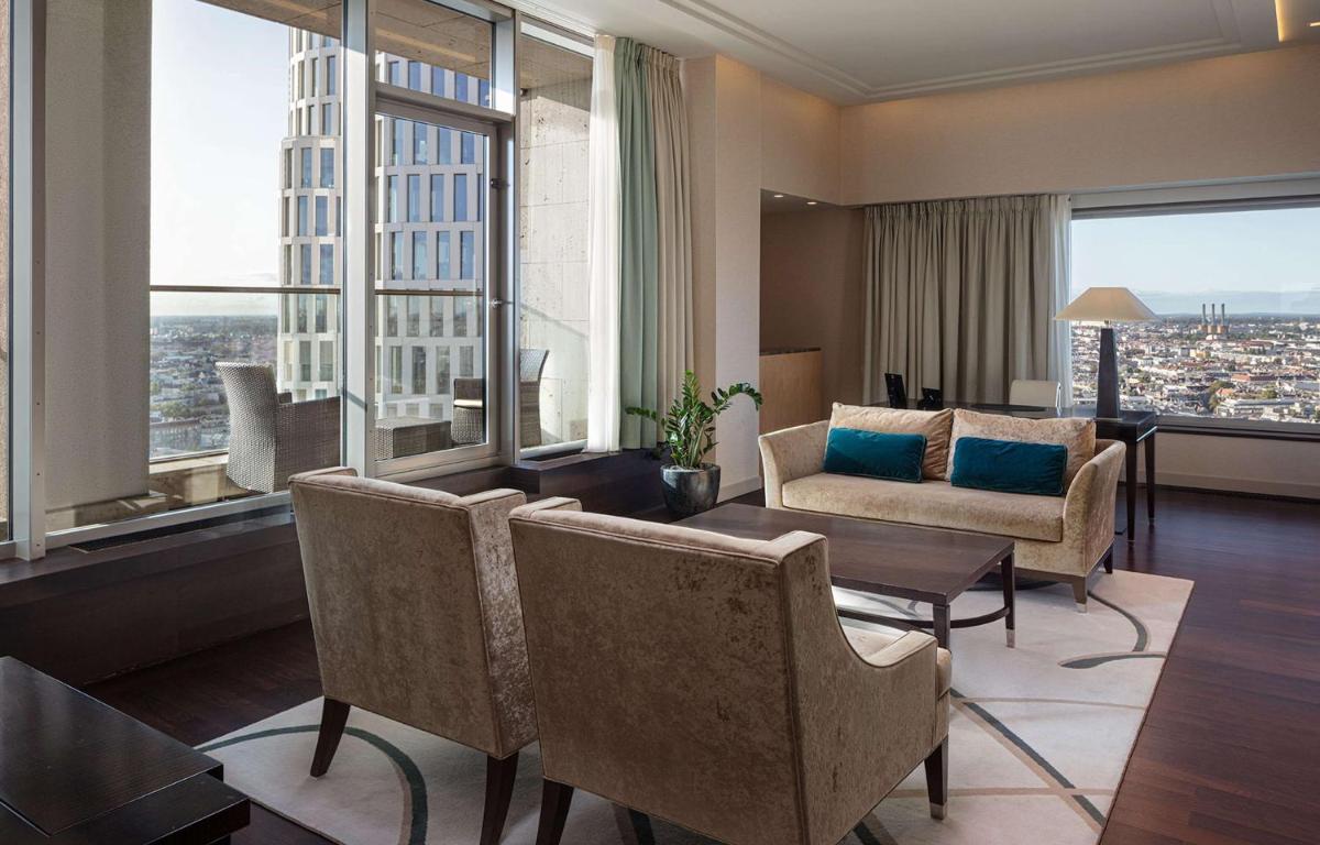 Ein Sitzbereich in der Unterkunft Waldorf Astoria Berlin