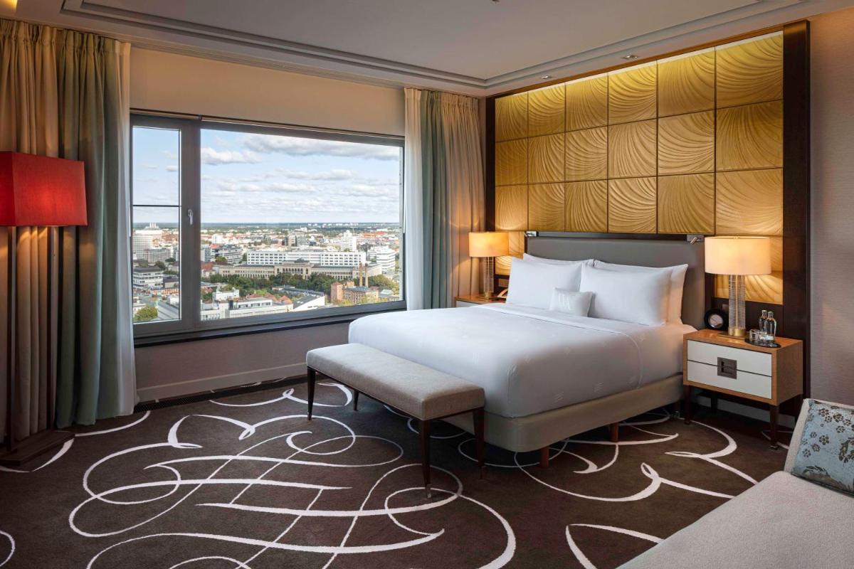Ein Bett oder Betten in einem Zimmer der Unterkunft Waldorf Astoria Berlin