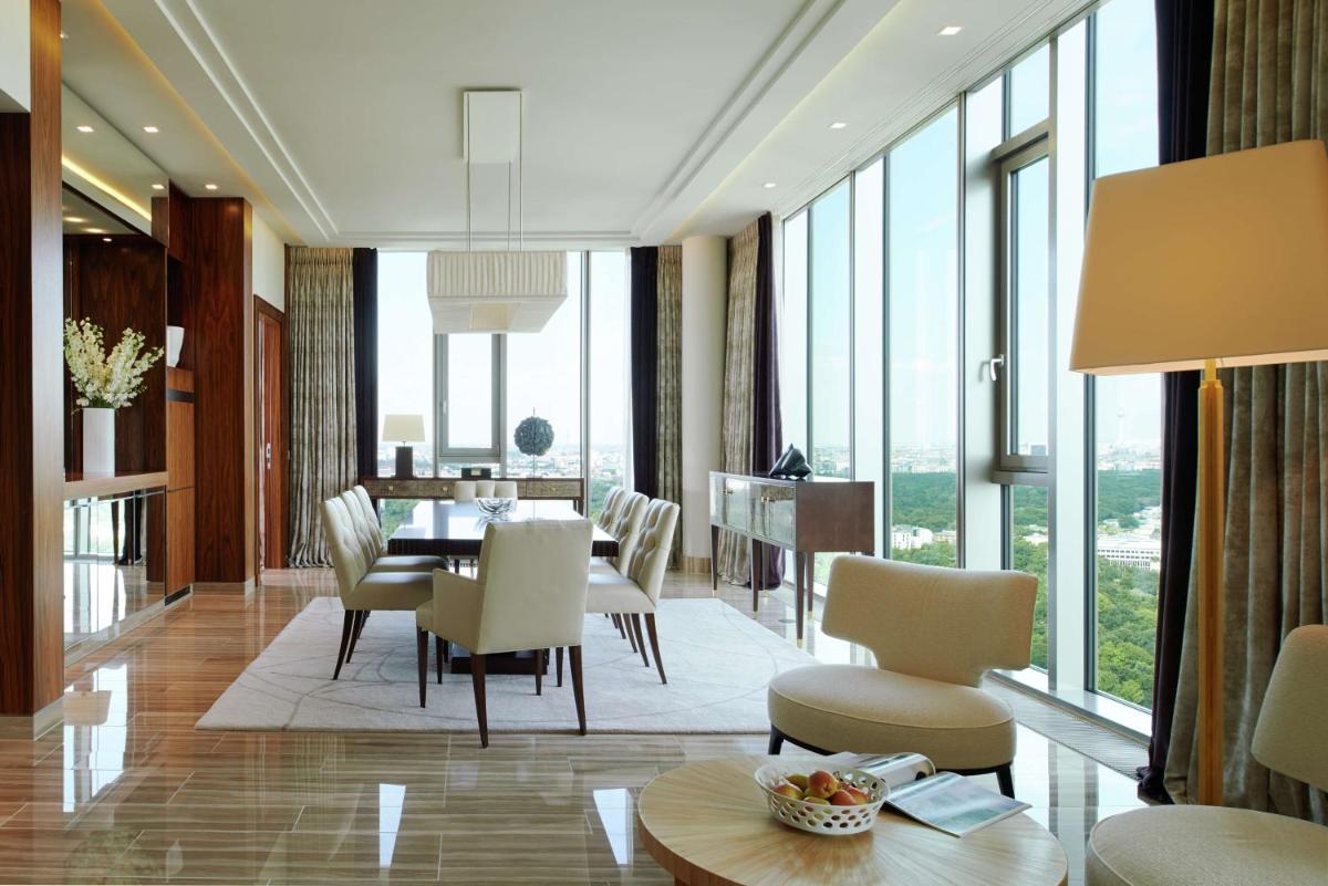 Ein Sitzbereich in der Unterkunft Waldorf Astoria Berlin