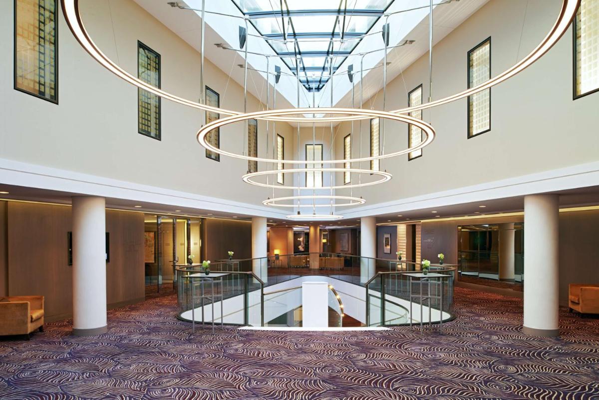 Der Swimmingpool an oder in der Nähe von Waldorf Astoria Berlin
