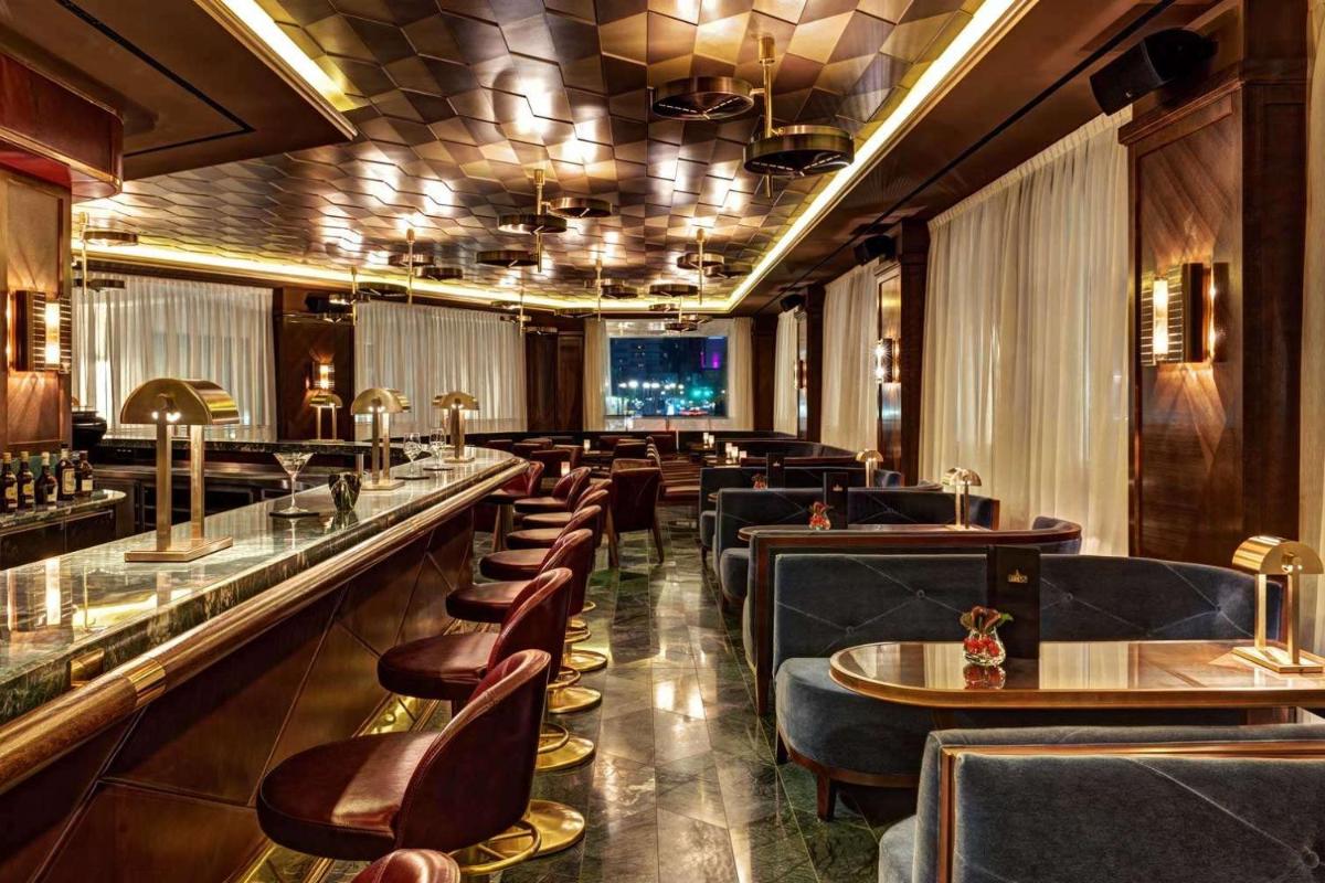 Ein Sitzbereich in der Unterkunft Waldorf Astoria Berlin