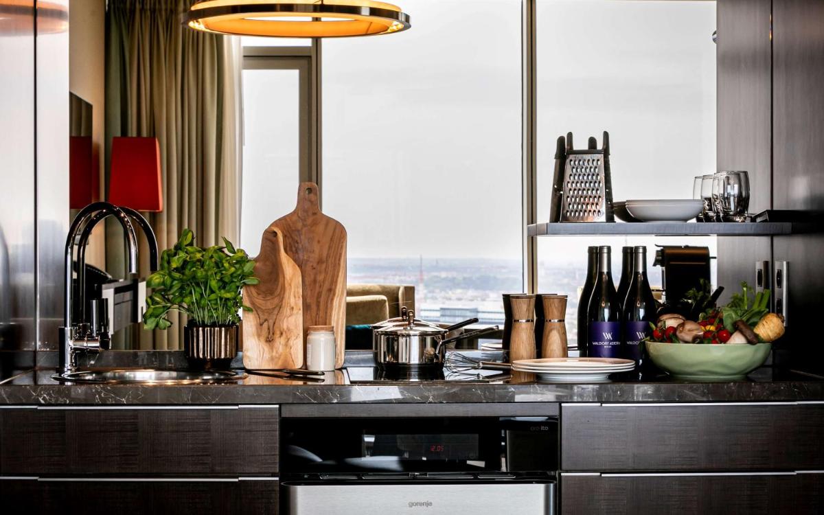 Küche/Küchenzeile in der Unterkunft Waldorf Astoria Berlin