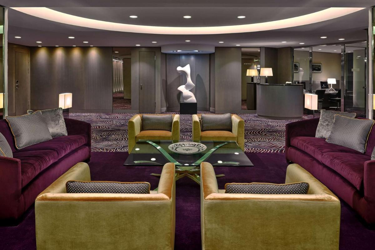 Ein Sitzbereich in der Unterkunft Waldorf Astoria Berlin