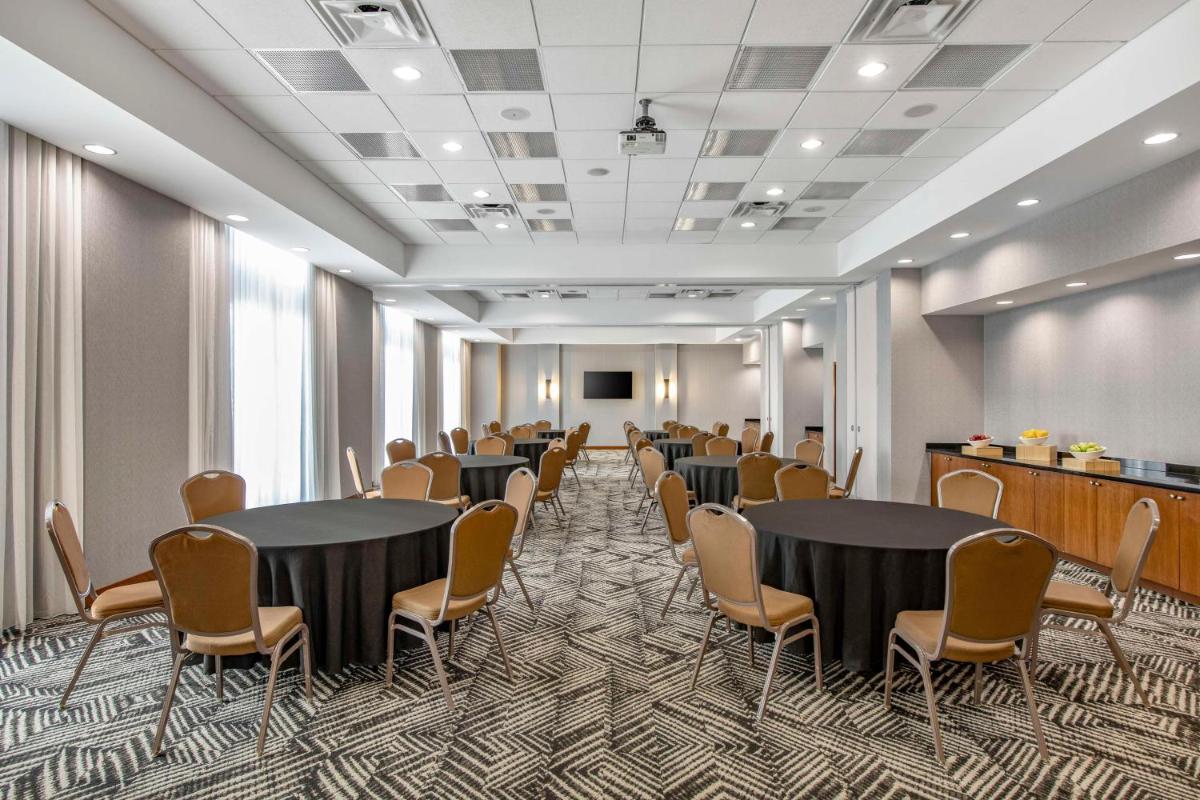 Hyatt Place Riverside Downtown - Housity