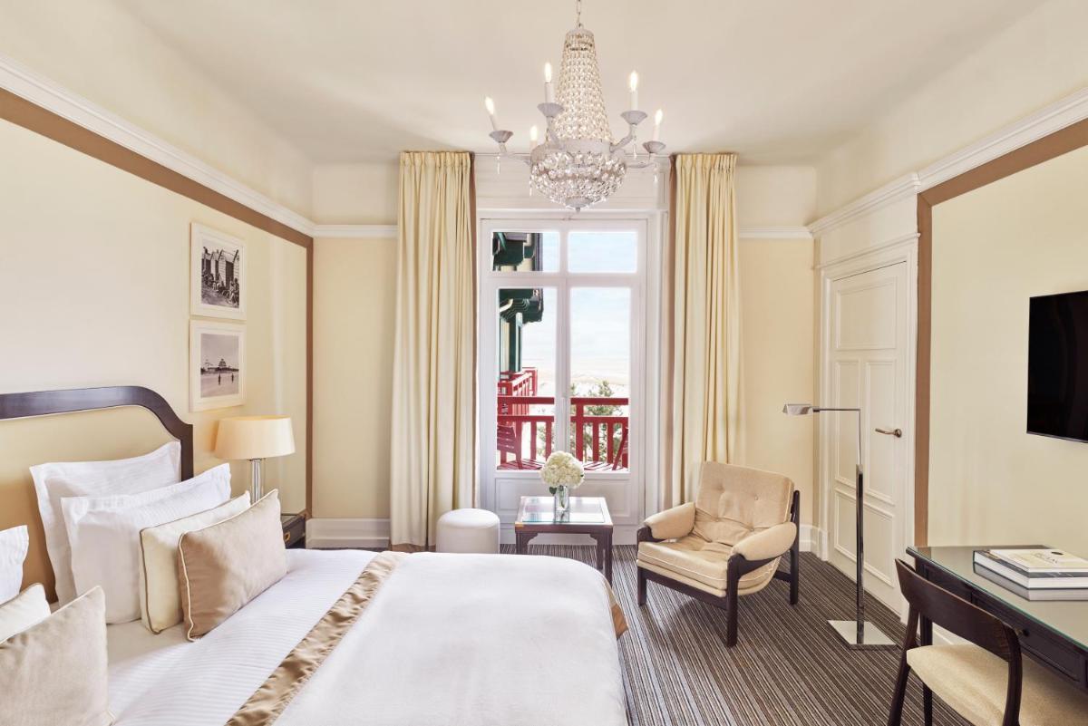 Un ou plusieurs lits dans un hébergement de l'établissement Hôtel Barrière L'Hermitage Un ou plusieurs lits dans un hébergement de l'établissement Hôtel Barrière L'Hermitage