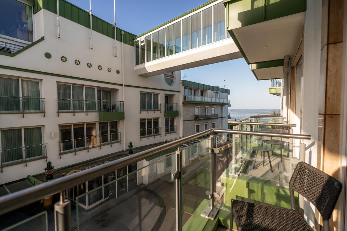 ein Apartmentbalkon mit Blick auf das Meer in der Unterkunft Hotel Strandperle in Cuxhaven