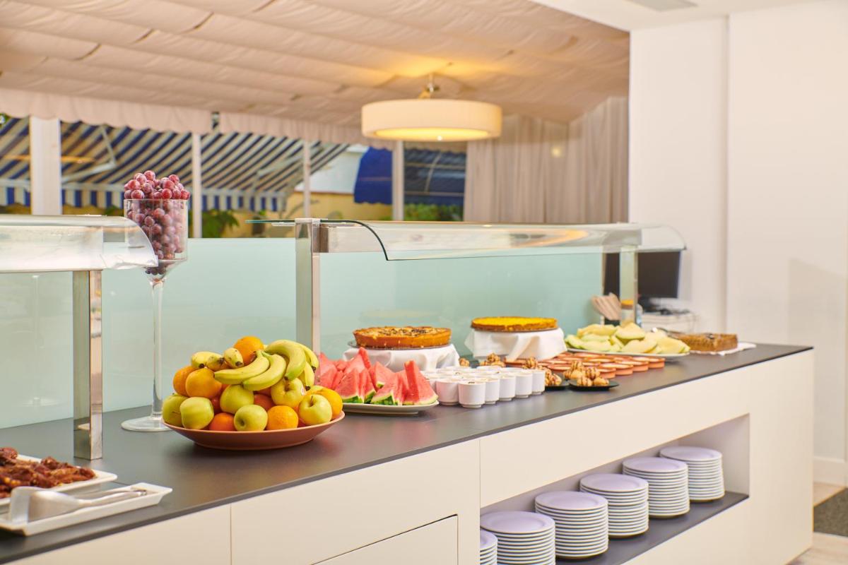 Comida en o cerca de este hotel