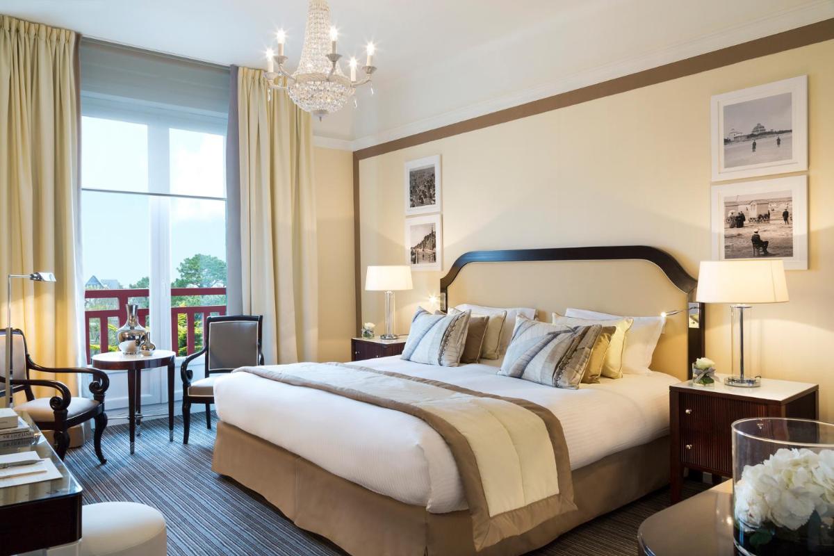 Un ou plusieurs lits dans un hébergement de l'établissement Hôtel Barrière L'Hermitage Un ou plusieurs lits dans un hébergement de l'établissement Hôtel Barrière L'Hermitage