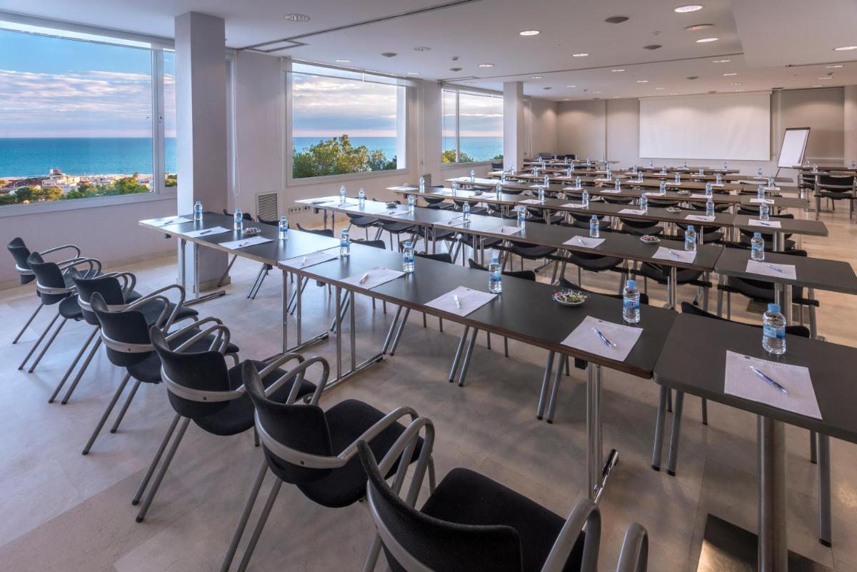 Habitación grande con mesas, sillas y el océano en Gran Hotel Rey Don Jaime, en Castelldefels 52 fotos más
