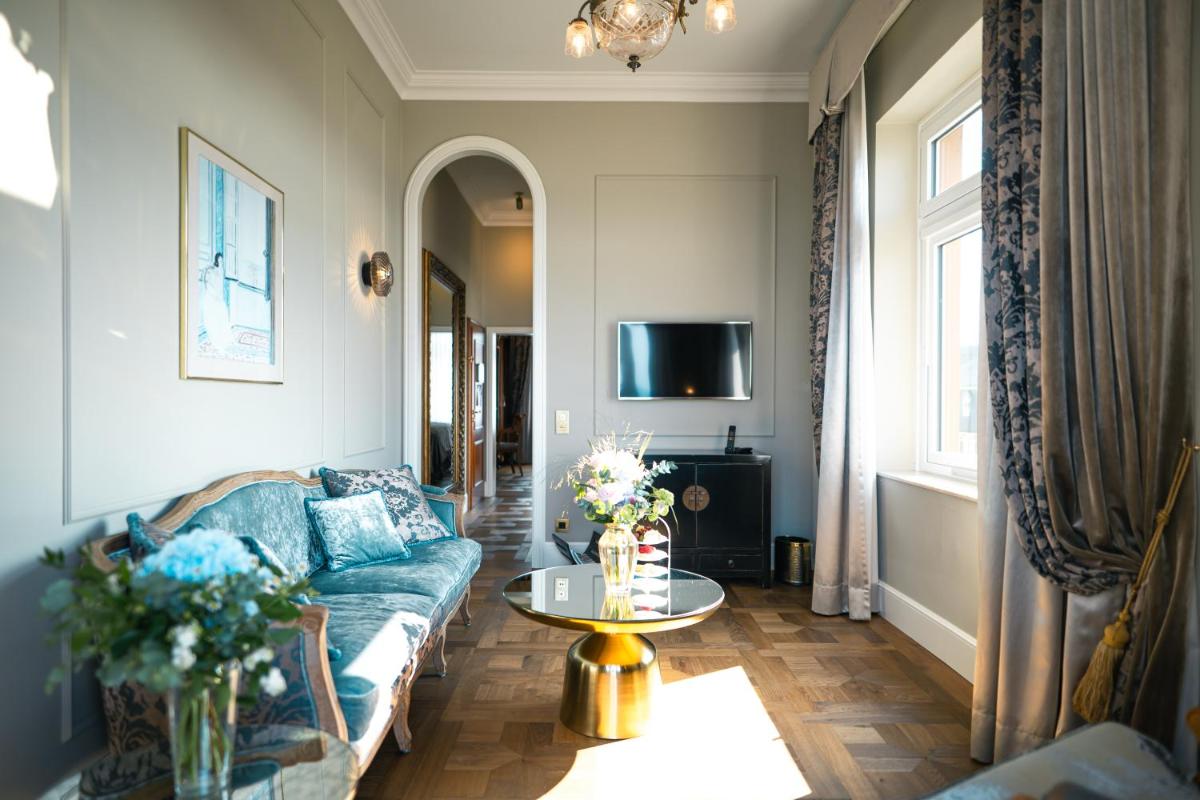 ein Wohnzimmer mit Couch und Tisch in der Unterkunft Hotel Miramar in Westerland
