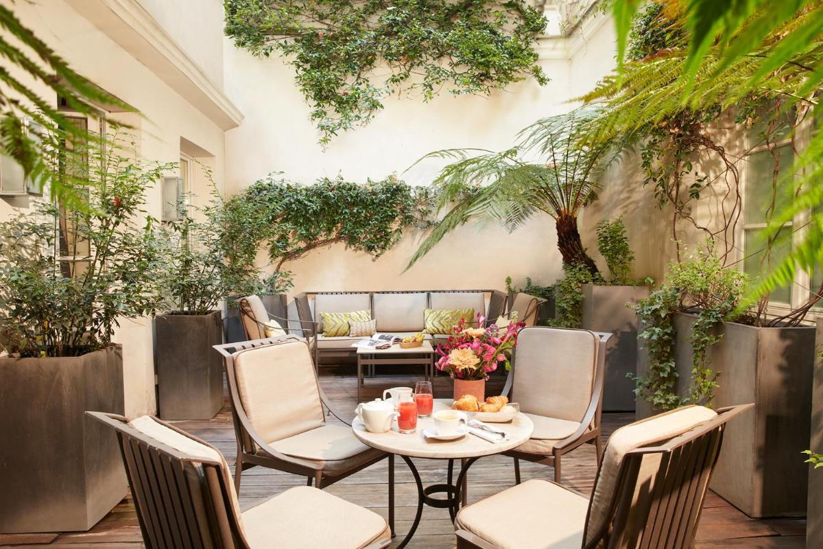Coin salon dans l'établissement Le Burgundy Paris