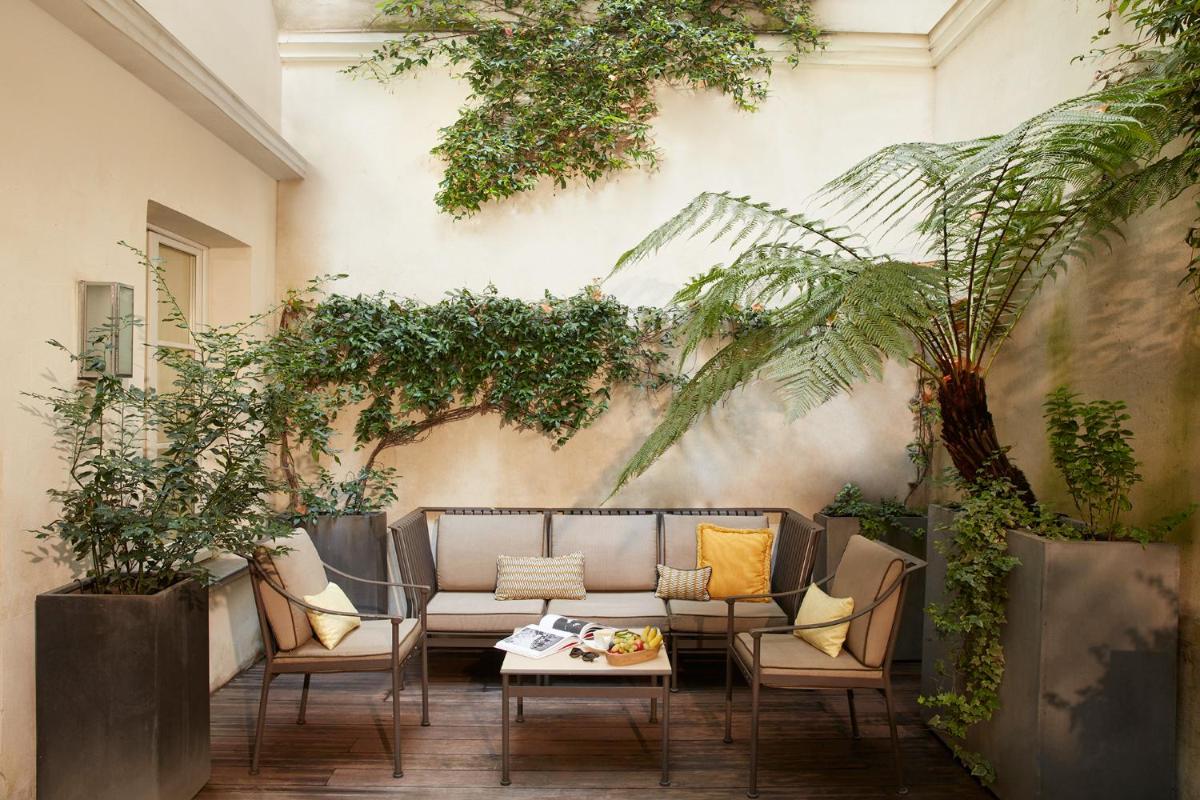 Coin salon dans l'établissement Le Burgundy Paris