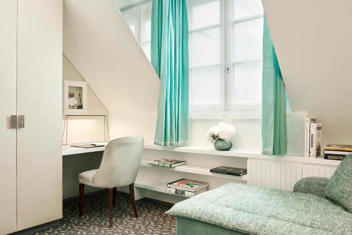 Coin salon dans l'établissement Le Burgundy Paris