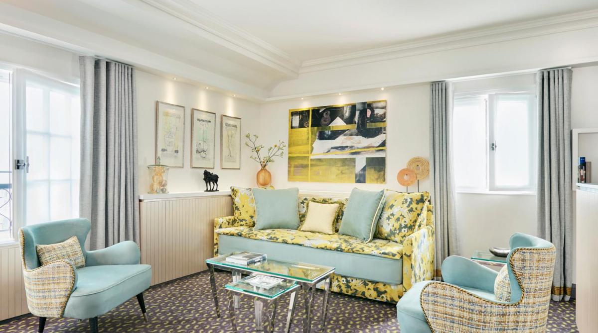 Coin salon dans l'établissement Le Burgundy Paris