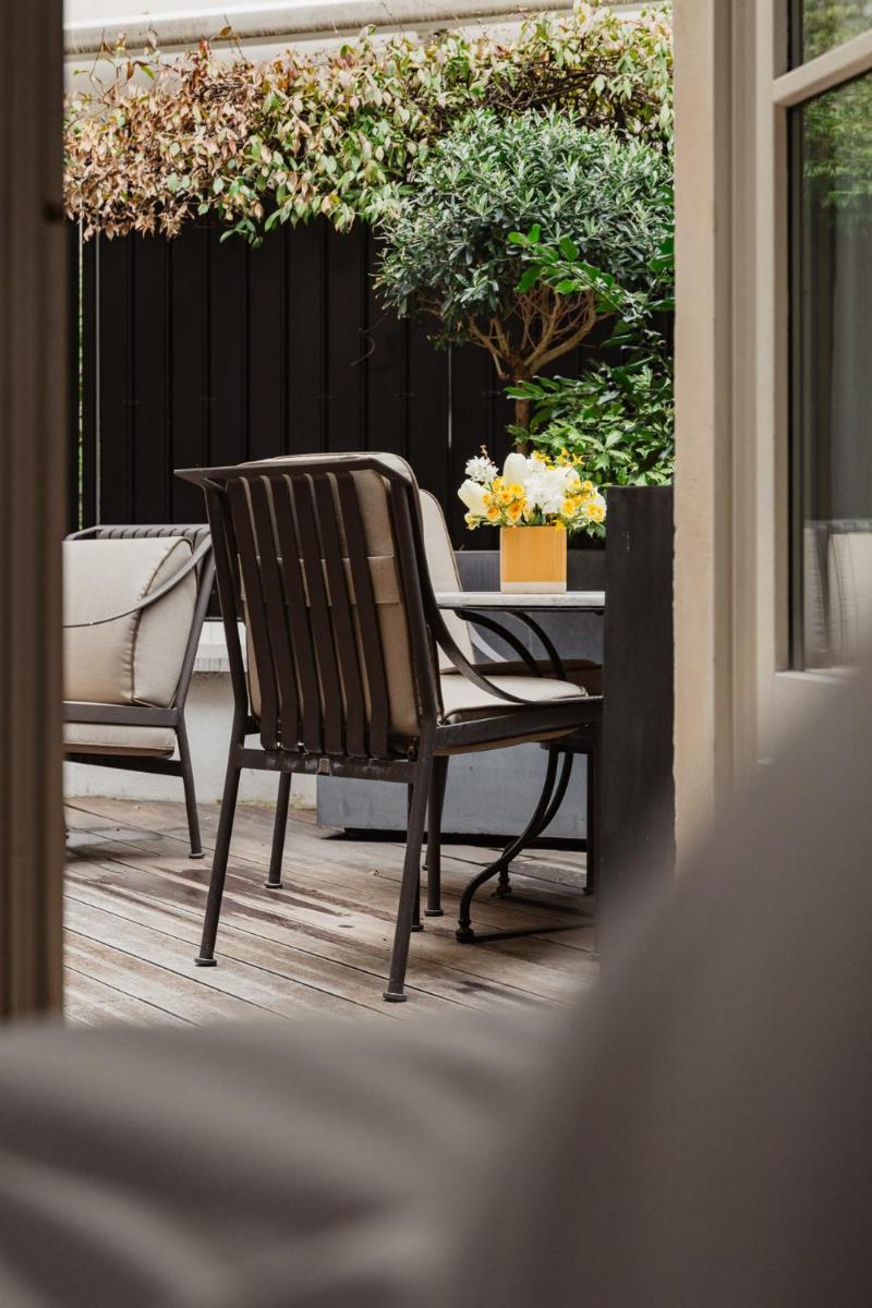 Coin salon dans l'établissement Le Burgundy Paris