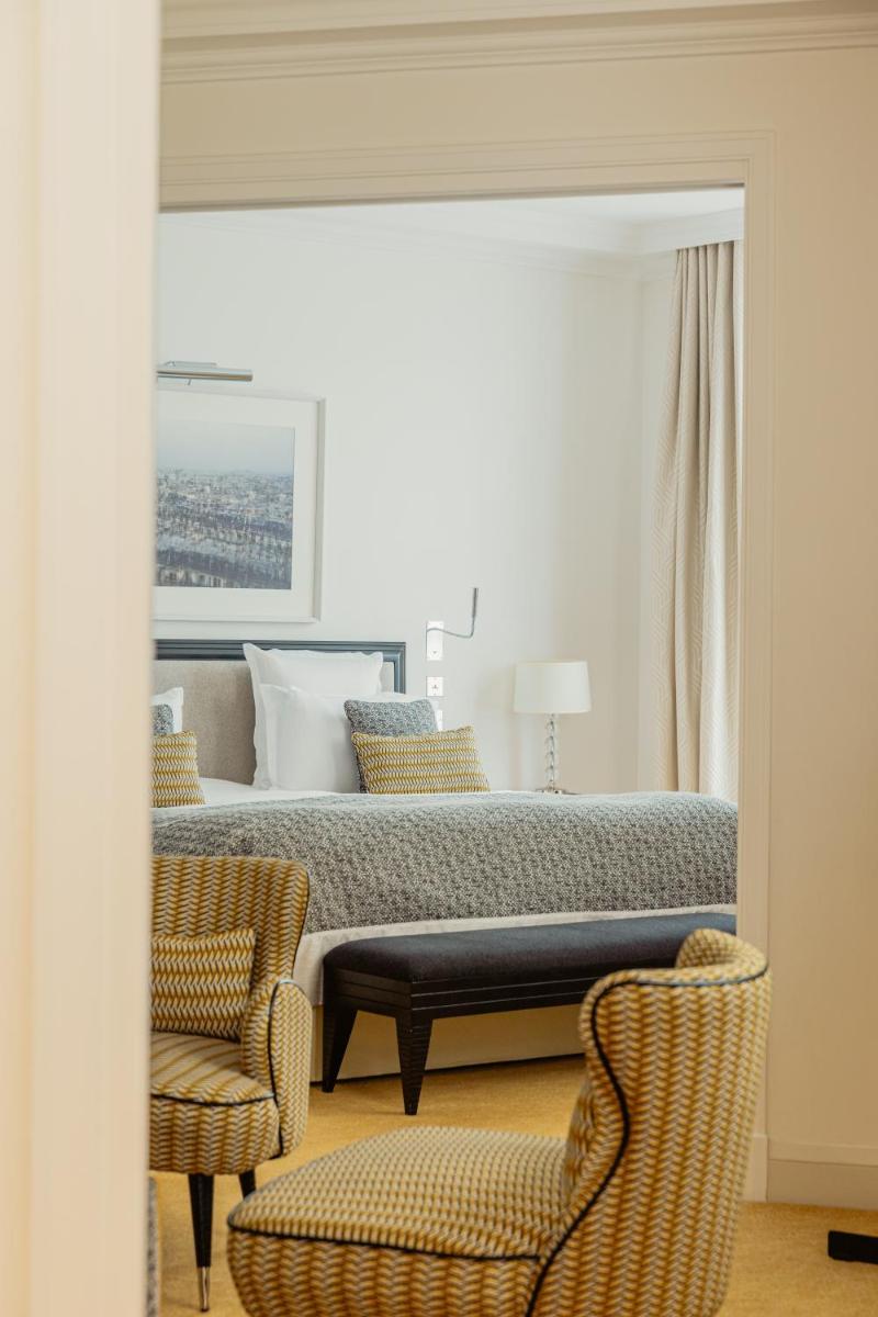 Coin salon dans l'établissement Le Burgundy Paris