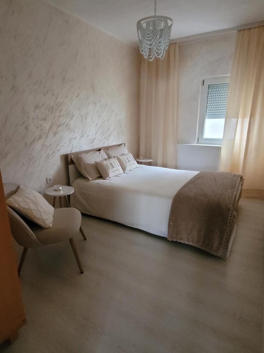 Beli Dvor na Dunavu - Housity