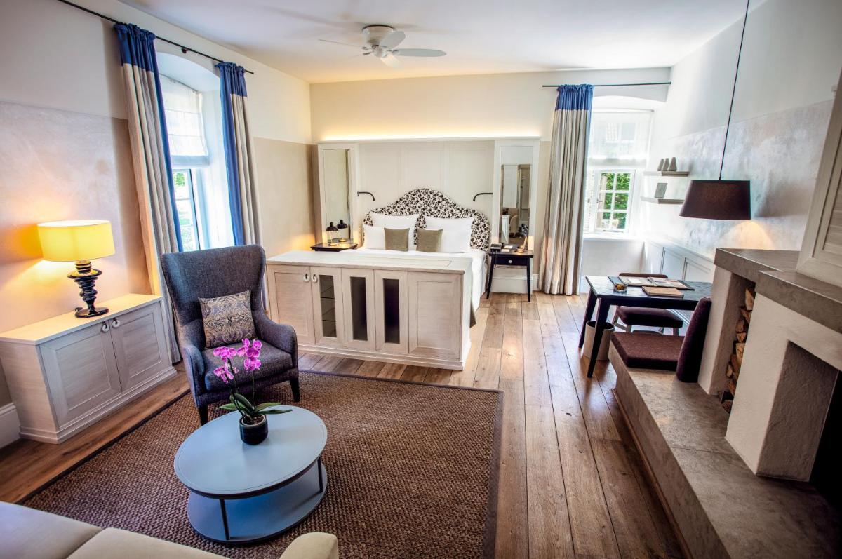 Ein Sitzbereich in der Unterkunft Weissenhaus Private Nature Luxury Resort