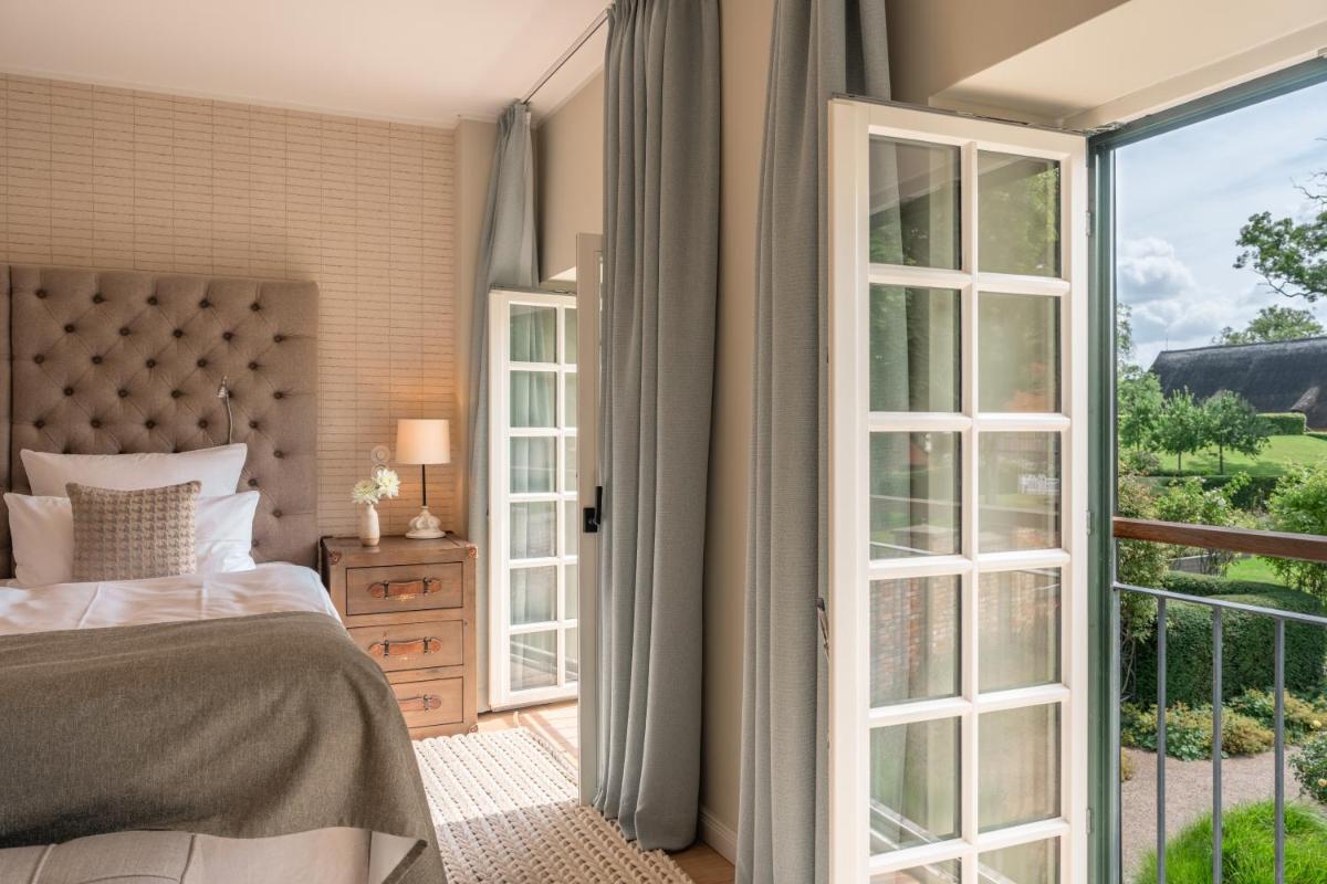 Ein Bett oder Betten in einem Zimmer der Unterkunft Weissenhaus Private Nature Luxury Resort
