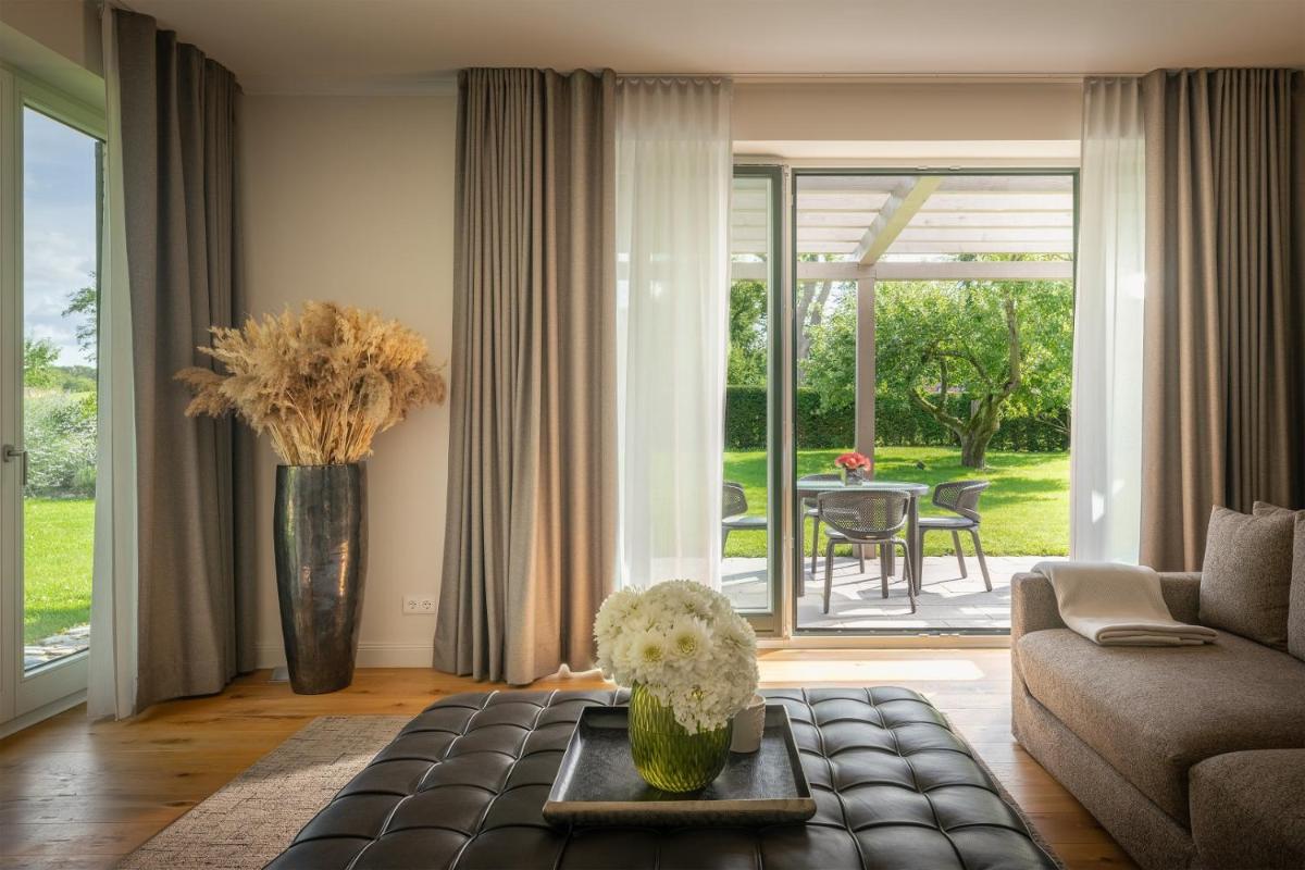 Ein Sitzbereich in der Unterkunft Weissenhaus Private Nature Luxury Resort