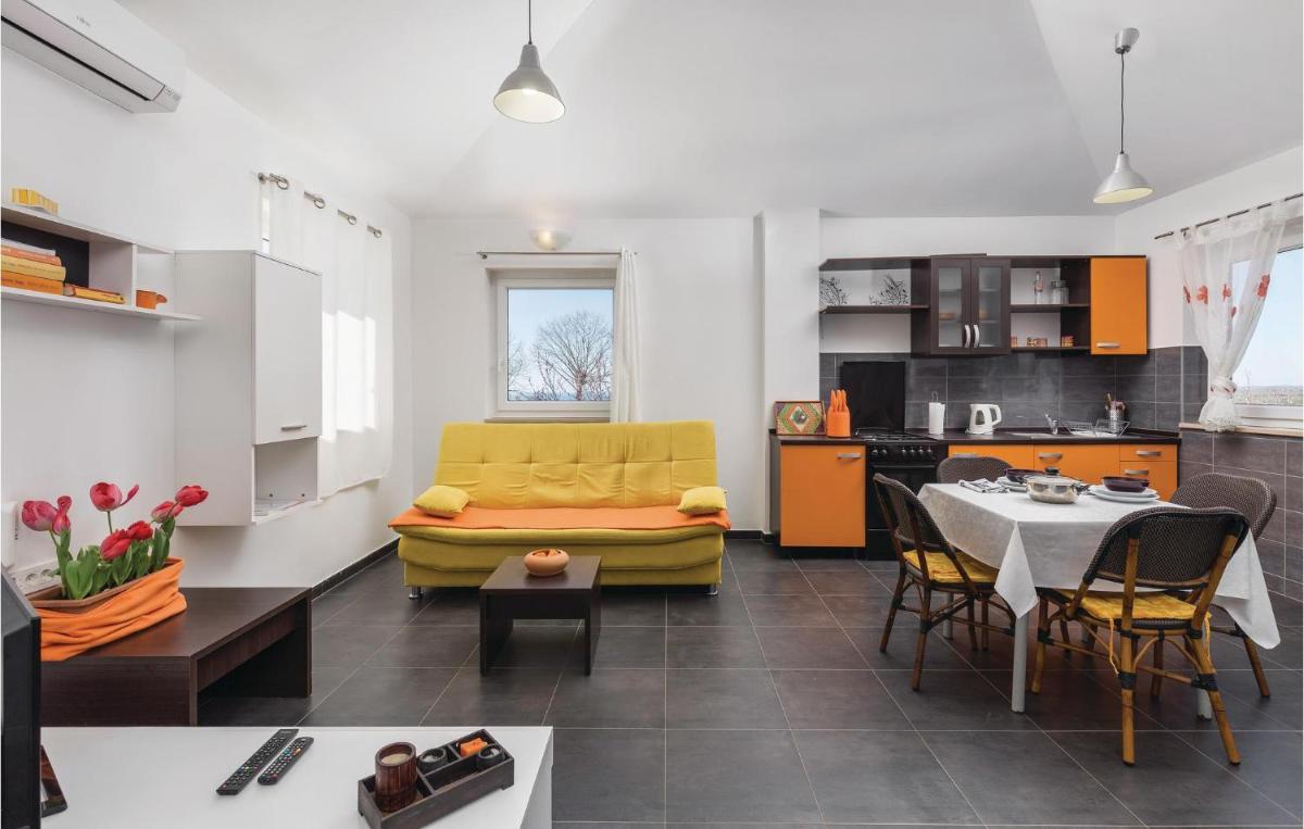 Two-Bedroom Apartment In Vodnjan - Housity