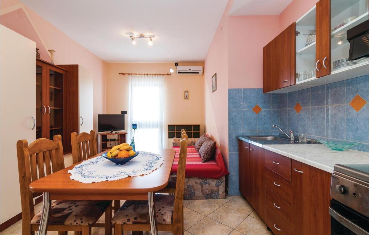 Awesome Apartment In Posedarje - Housity