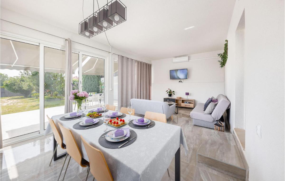 Cozy Home In Dugopolje - Housity