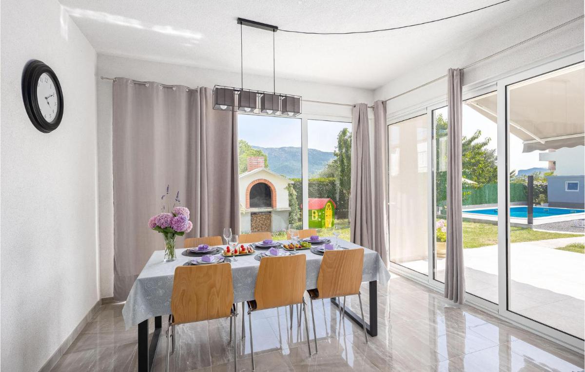 Cozy Home In Dugopolje - Housity