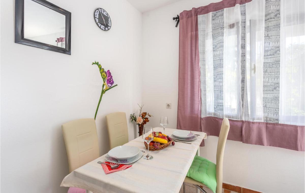 Pet Friendly Apartment In Gabonjin - Housity